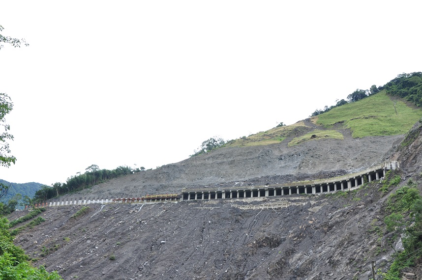 Limited Opening of Meishan Kou-Tianchih Road Section,two pictures.