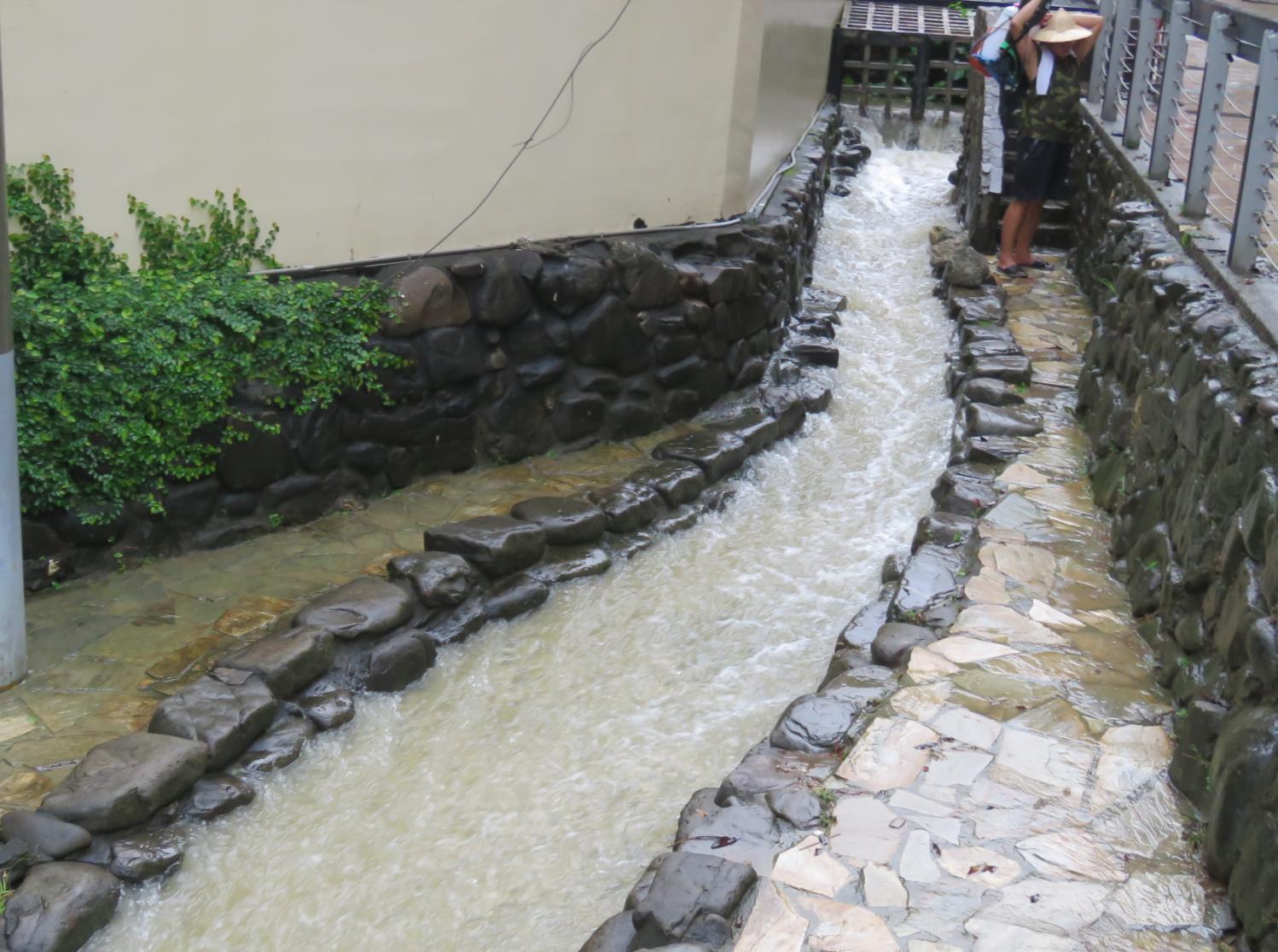 豐水期龍巖冽泉出泉的澎湃湧水，聲量、水量驚人。(國家自然公園管理處提供)
