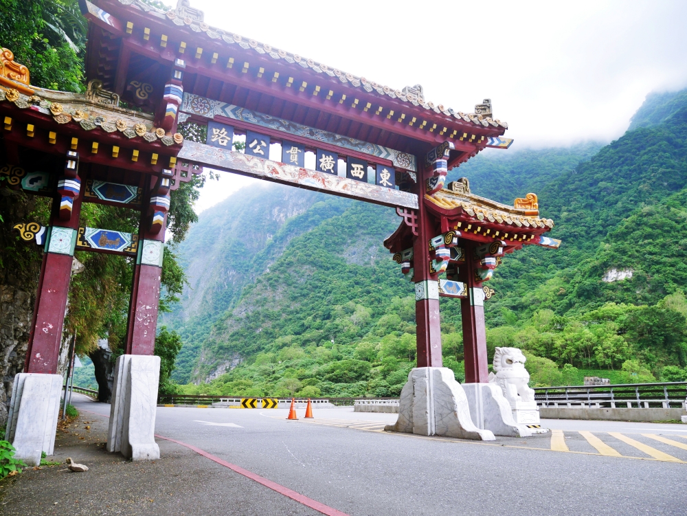 聳立於車道上的太魯閣牌樓，是當年中橫公路開工及通車的重要地點(國家公園網站編輯小組提供)