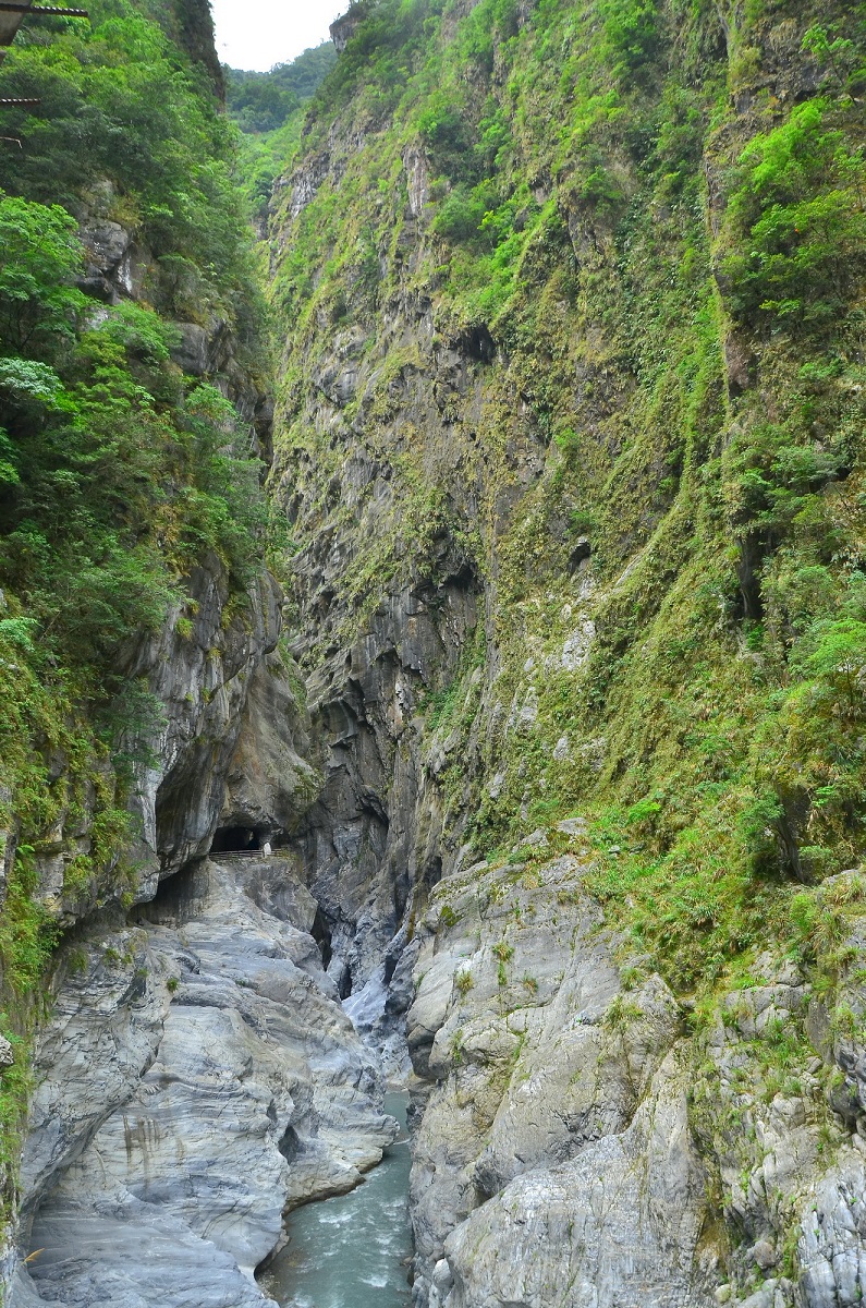 當風從寬闊處吹進狹窄的峽谷後，氣流瞬間被地形壓縮而風力增強，形成「峽谷效應」(太魯閣國家公園管理處提供)