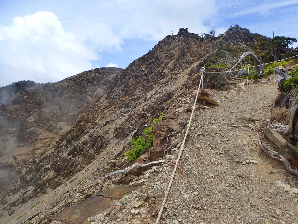 五岩峰東北面是蘭陽溪向源侵蝕崩塌地形