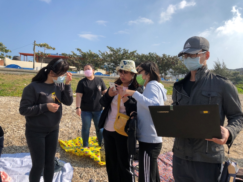 在活動開始前及結束後，民眾接受腦波儀器測試(墾丁國家公園管理處提供)
