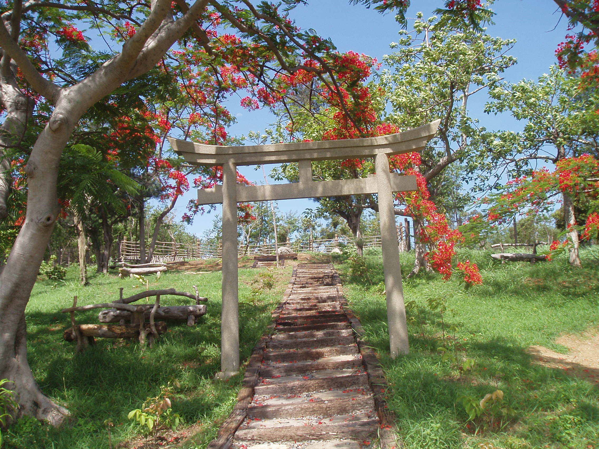 日治時期留下的鳥居(墾丁國家公園管理處提供)