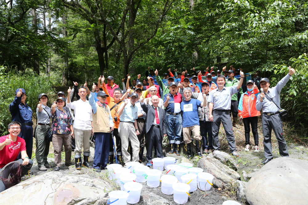 雪霸處每年固定於武陵進行櫻花鉤吻鮭放流作業，本圖為108年度臺灣櫻花鉤吻鮭命名100周年活動國寶魚保育前輩參與放流工作大合照(雪霸國家公園管理處提供)