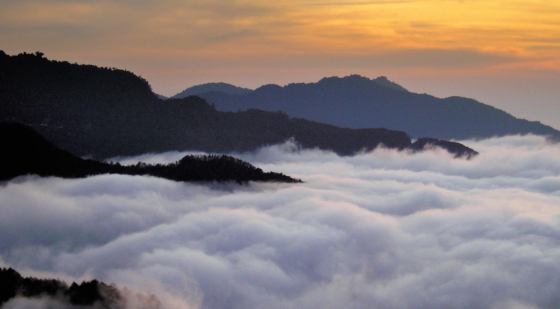 走在遊客中心旁的無障礙緩坡步道經常可見日出、夕陽雲海之美瞬息萬變的景色有如仙境般，讓人目不暇給(圖片摘錄「自由自遊」)