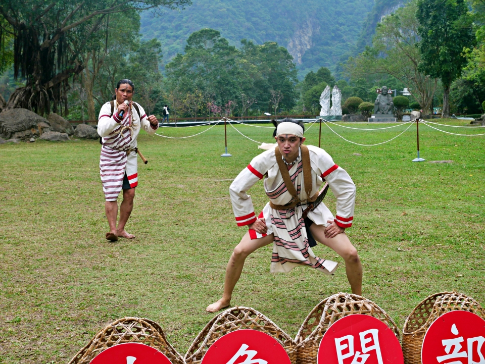 太魯閣部落音樂會的搶婚儀式中，男子正以前後跨步、模仿山羌彈跳的方式進場，想以誠意感動女生留下成婚(國家公園網站編輯小組提供)
