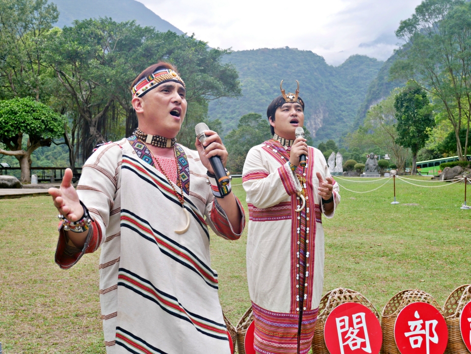 太魯閣部落音樂會邀請峽谷二重唱，演唱以族語編寫的原創歌曲(國家公園網站編輯小組提供)
