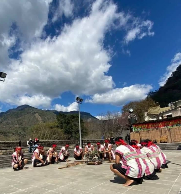 玉山國家公園梅山遊客中心戶外廣場演出《聆聽山林之子-布農之音》布農文化表演祭槍(玉山國家公園管理處提供)
