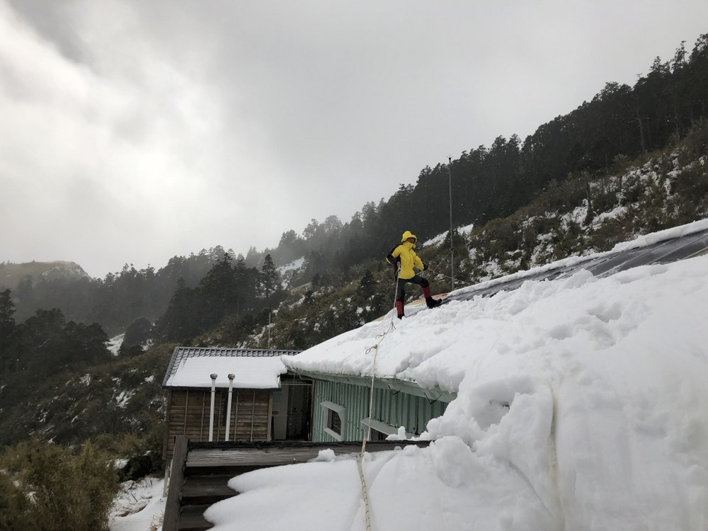 During the snow season service period,the conservation volunteers of the Sheipa National Parks assist in maintaining mountain cabins.