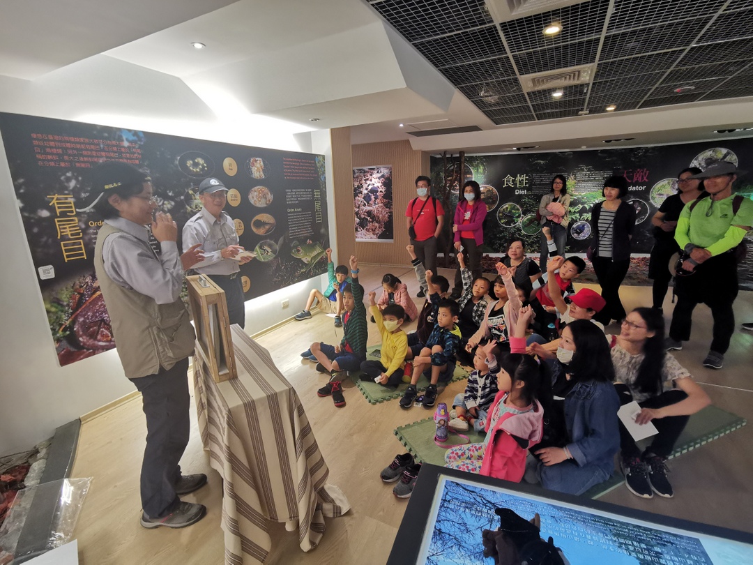 The volunteers and the environmental education teachers at the Headquarters of Sheipa National Park work together to organize environmental education programs.These activities include making hand-made paper theaters.
