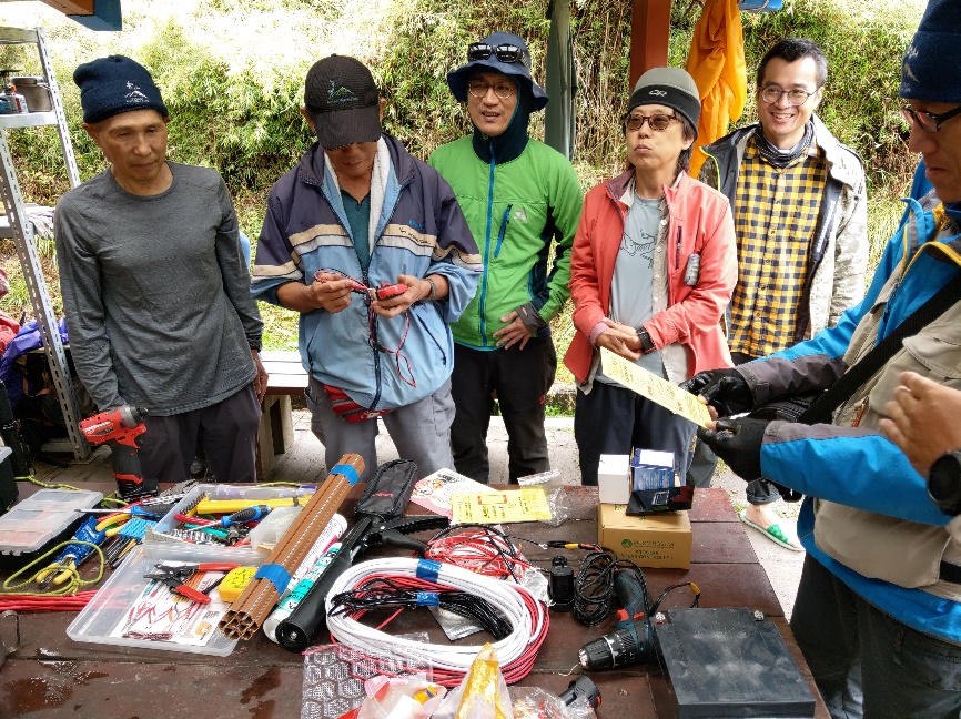 The conservation volunteers of the Yushan National Parks assist in maintaining mountain cabins and the photoelectric system.
