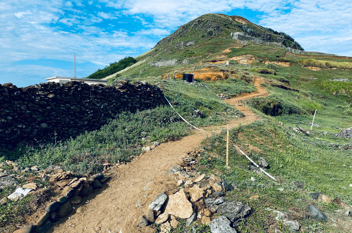 109年東嶼坪「前山」手作步道，邀請當地居民以及志工夥伴參與步道施作，瞭解當地文化特色，以行動保育東嶼坪嶼自然人文環境本圖為109年東嶼坪「前山」手作步道完工紀錄(海洋國家公園管理處提供，吳明翰拍攝)
