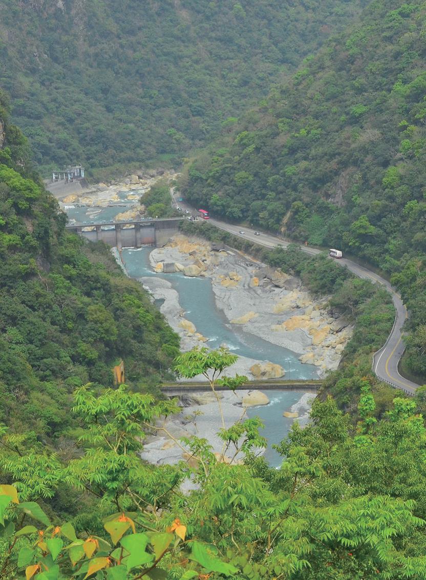 環流丘步道觀景臺俯瞰立霧溪上的溪畔水壩(圖片摘錄「自由自遊」)