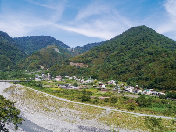 背山面水的象鼻部落(雪霸國家公園管理處提供)
