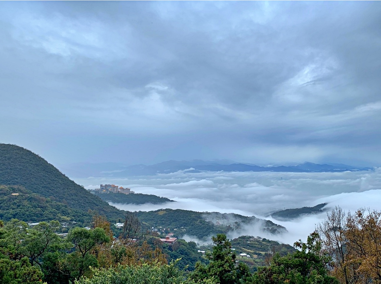 陽明書屋遠眺臺北盆地雲海，天氣好還有機會看到大霸尖山的雪線喔！(陽明山國家公園管理處提供)
