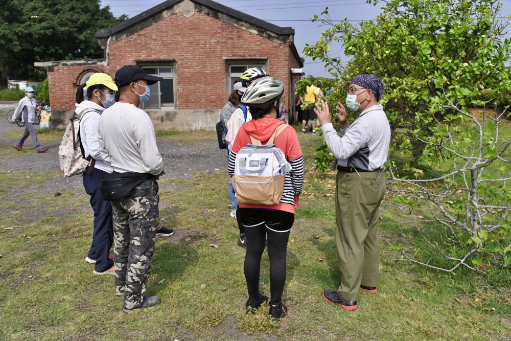 參與民眾認真聆聽導覽員的生態解說(台江國家公園管理處提供)
