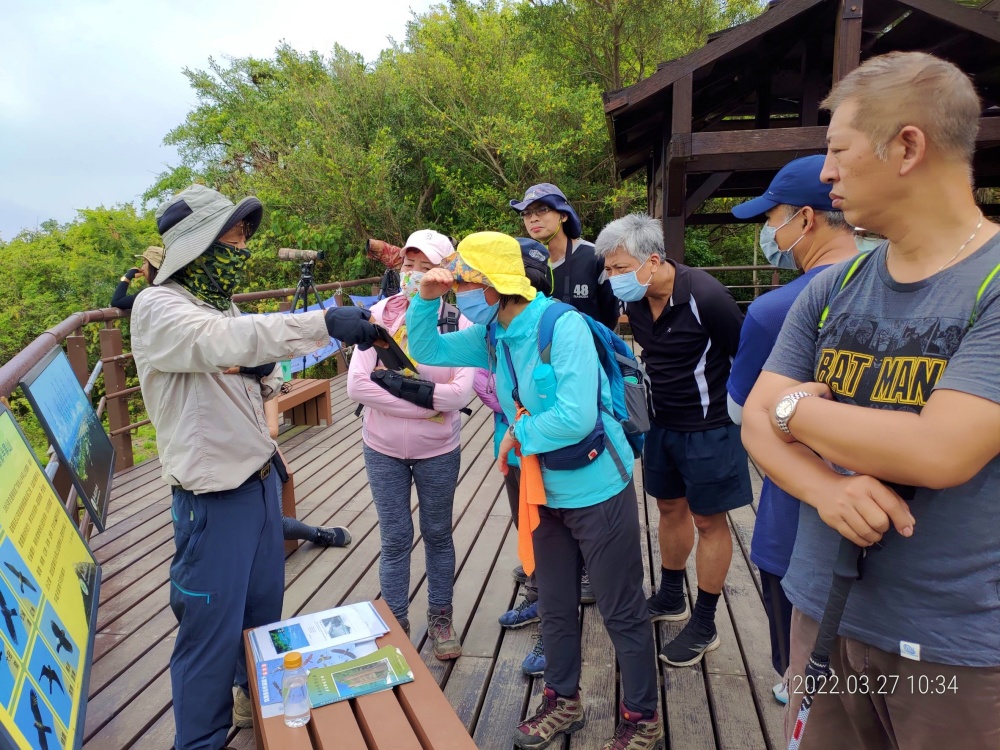 擔任鳥類生態解說導覽的志工鄧柑謀，自1999年擔任高雄都會公園的志工迄今，帶領民眾共同發現城市的野性與生機，本圖拍攝地點為國家自然公園半屏山園區(導覽志工鄧柑謀提供)
