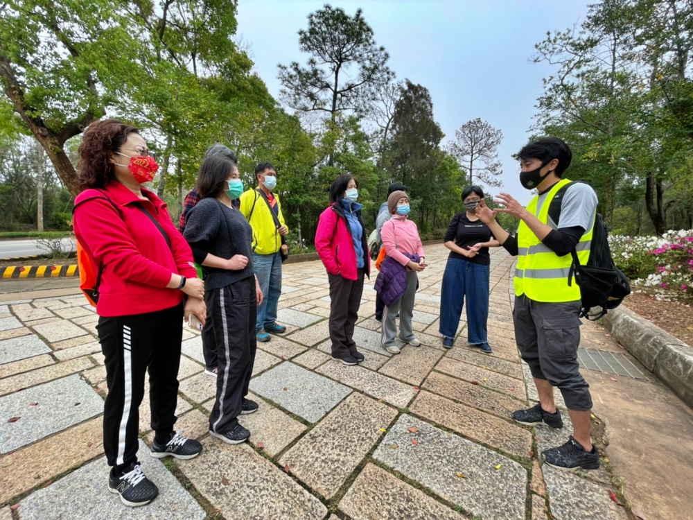 金管處同仁及志工進行路殺監測實地練習(金門國家公園管理處提供)
