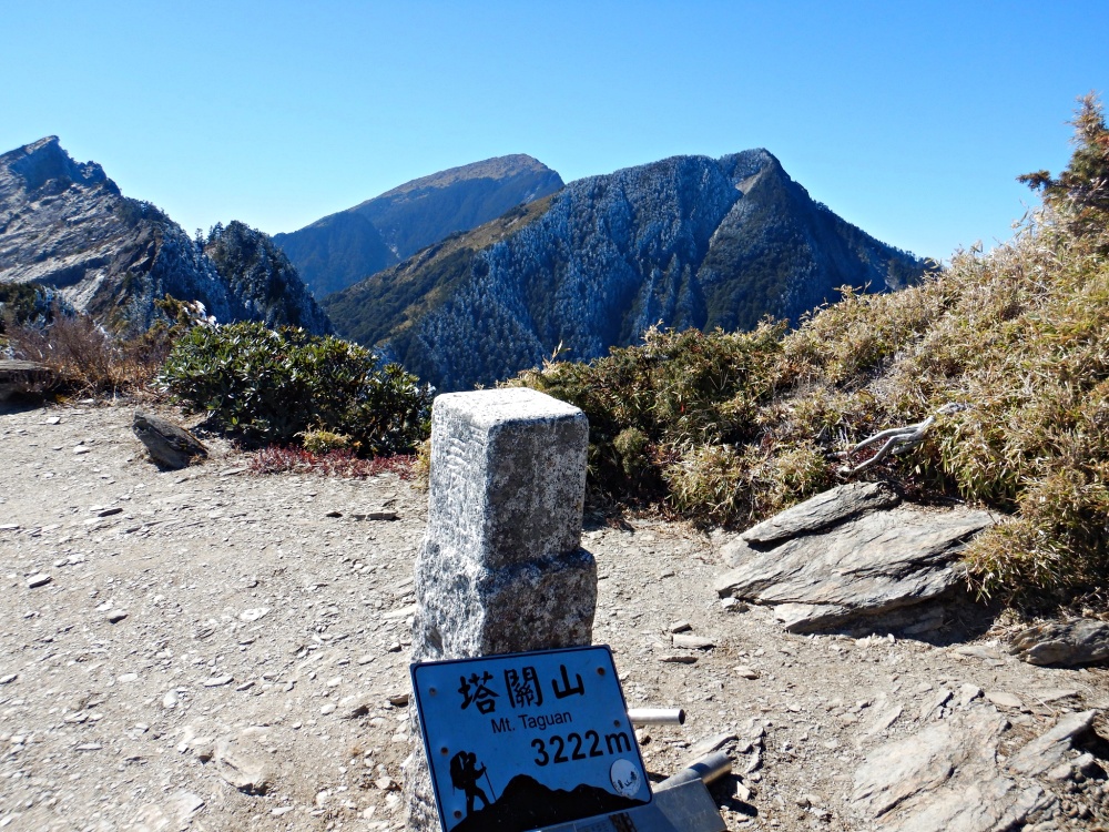 塔關山簡約風格三角點手舉牌，提供攻頂山友拍照留念(玉山國家公園管理處提供)
