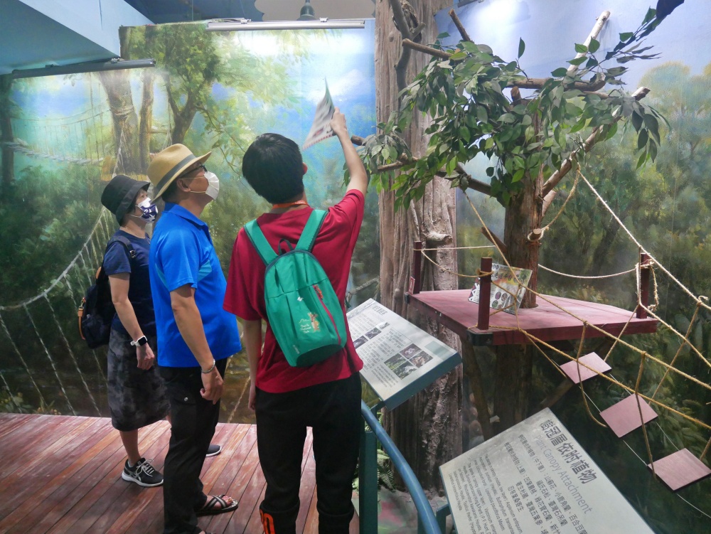 透過小小解說員的提點，讓遊客更能體會場館設計的用心(國家公園網站編輯小組提供)