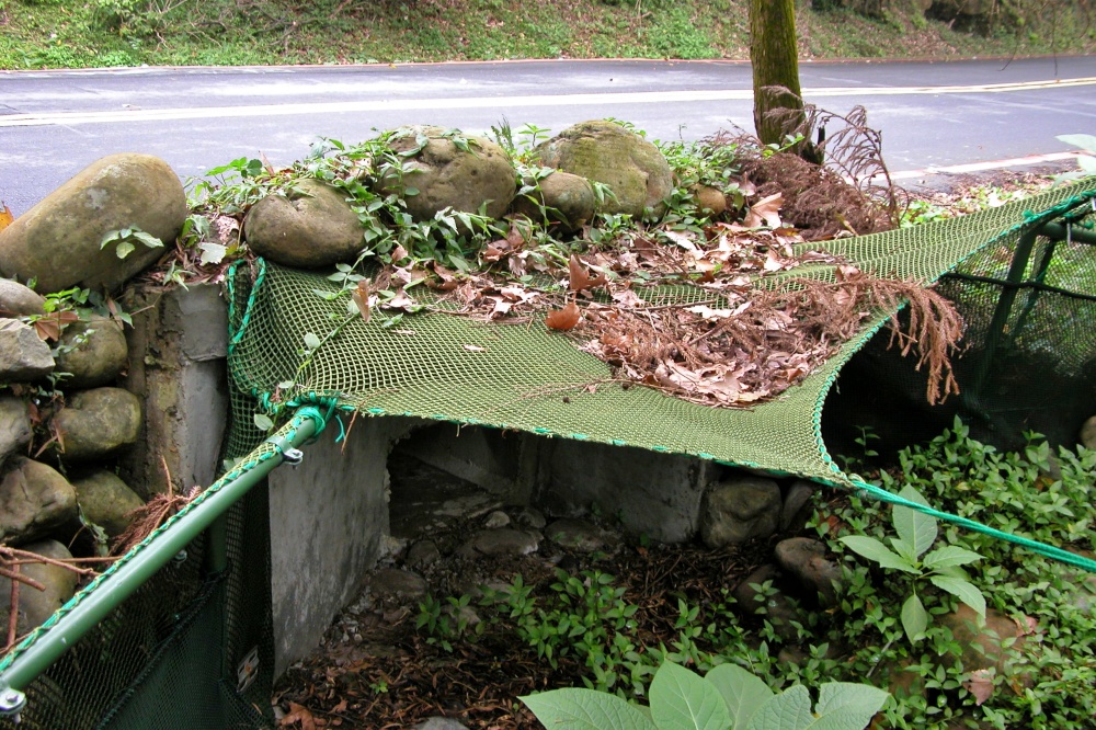 生態廊道入口旁的誘導網(陽明山國家公園管理處提供)
