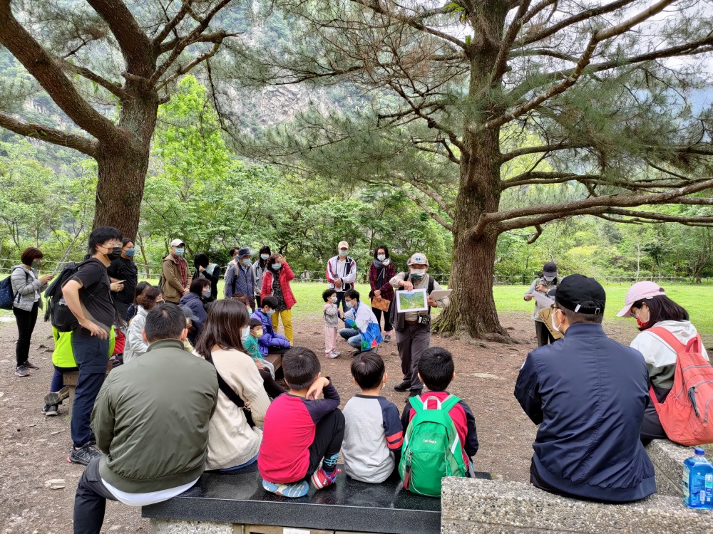 現場透過圖卡輔助解說布洛灣生態環境與人文介紹，
參與的家庭親子互動愉快、獲益良多(太魯閣國家公園管理處提供)