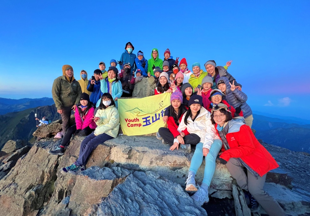 圓滿完成活動的學員們，在玉山主峰頂留下共同的回憶
(玉山國家公園管理處提供)
