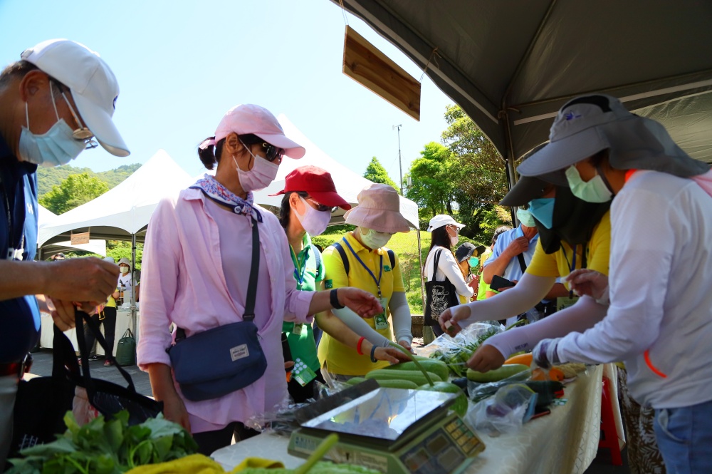 The Yangmingshan National Park Headquarters has called out to farmers to participate in the 'Footprints in the Fields' Market to publicize the fruits of farmers' hard labor as well as to encourage the public to support eco-friendly agriculture.