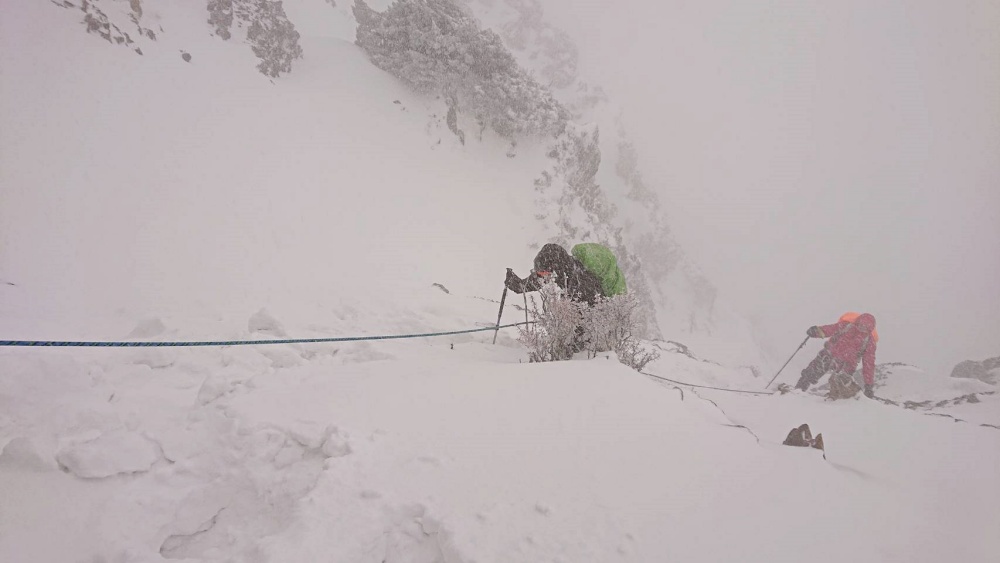 雪季登山難度提升，建議結伴同行、勿擅自更改路線，做好「自我準備」，就能減少事故發生(玉山國家公園管理處提供)