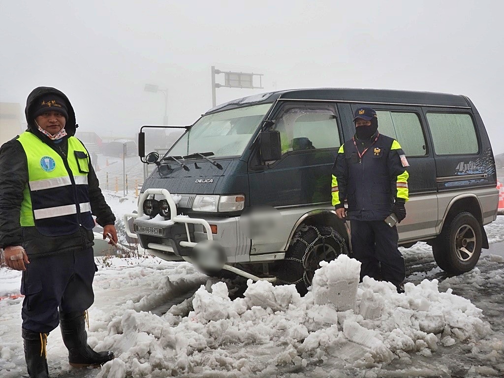 上山賞雪時，即使駕駛四輪傳動車也要安裝雪鍊，避免打滑受困(太魯閣國家公園管理處提供)