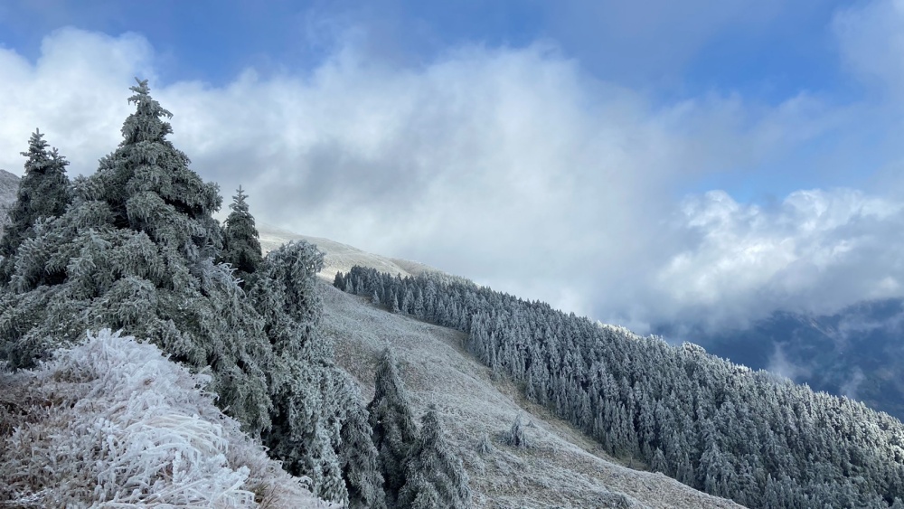 除了純賞雪的遊程，合歡群峰適合新手入門，可安排半天攀登主峰；若時間充足，不妨挑戰主峰、東峰、石門山的路線(太魯閣國家公園管理處提供)