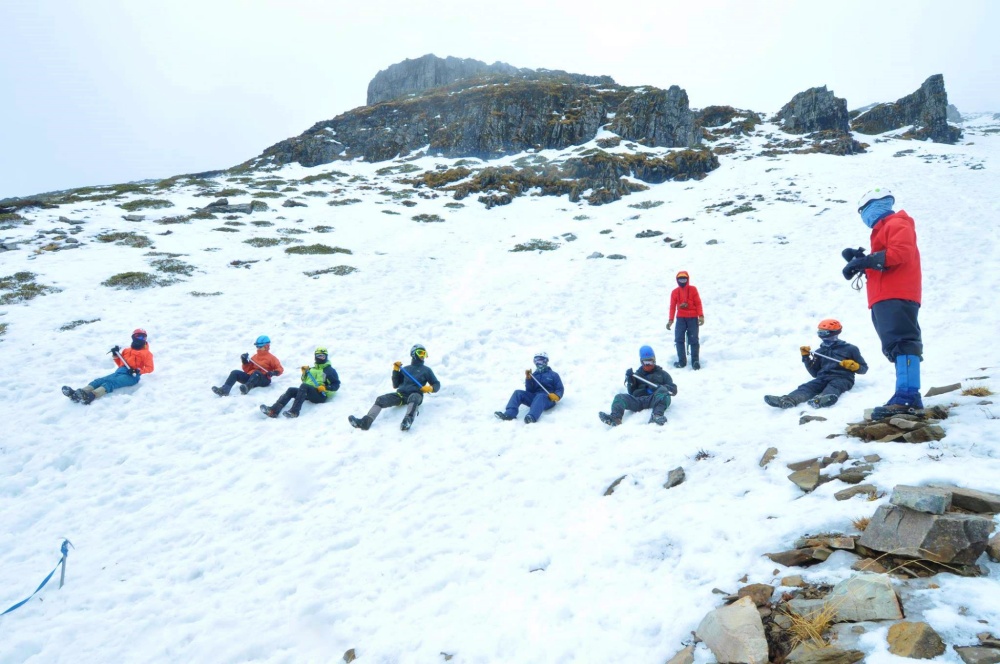 想在雪季登山，使用冰爪、冰斧都須經過事先練習如何使用(雪霸國家公園管理處提供)