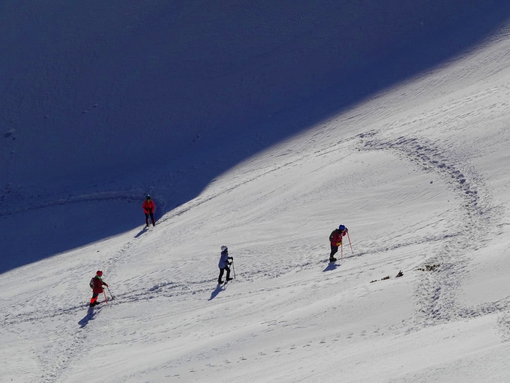 冬季登山，特別是在雪地，比夏季登山還要消耗體力(雪霸國家公園管理處提供)