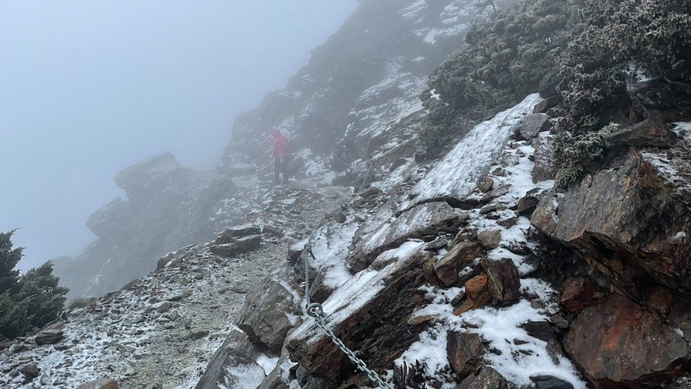 排雲山莊上到玉山主峰，風口處以上路段較為陡峭，有極大機率嚴重結冰、積雪、濕滑，且無遮蔽的地形風速強勁(玉山國家公園管理處提供)