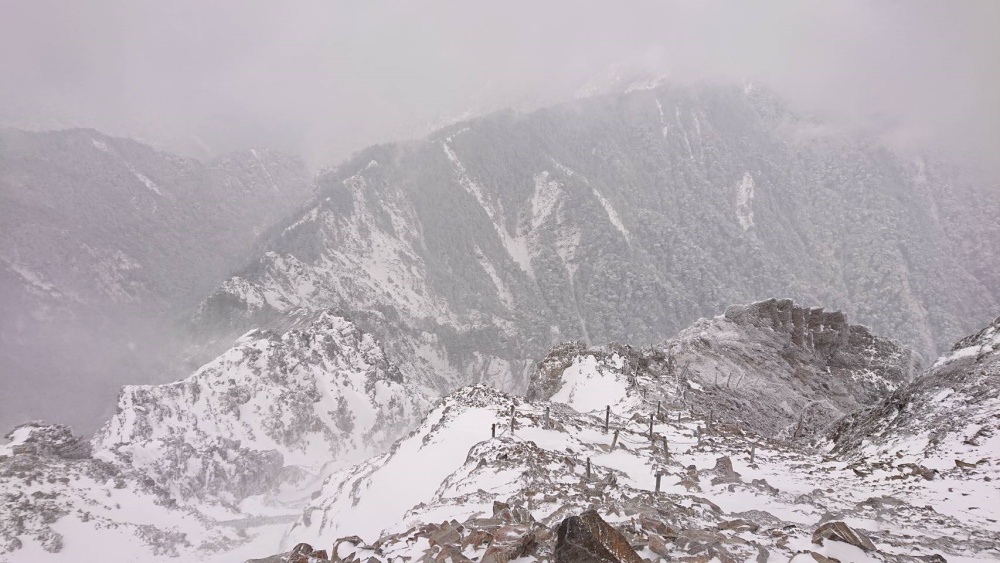 只要玉山主峰線降雪線至白木林（5K）或排雲山莊積雪厚度5公分（含）以上，玉管處就會加強雪地服務(玉山國家公園管理處提供)