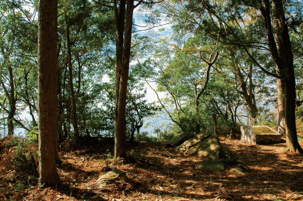 丸田砲臺雖僅留遺址，但在林木森森間，卻令遊人憑添不少思古幽情(雪霸國家公園管理處提供)