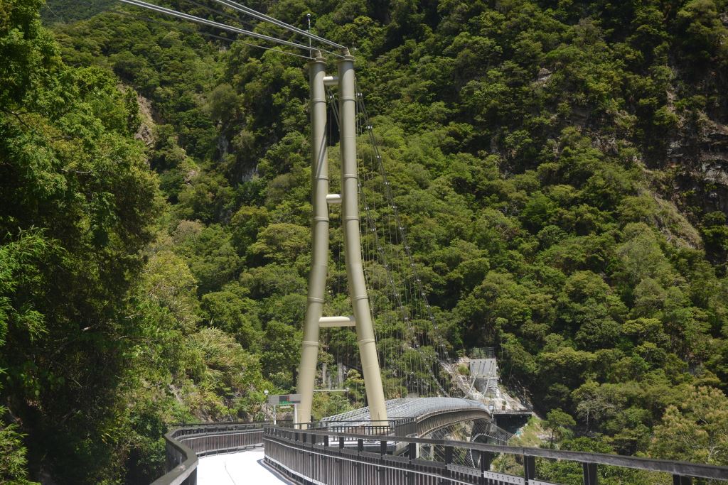 布洛灣吊橋南橋柱設計採月字型(太魯閣國家公園管理處提供)