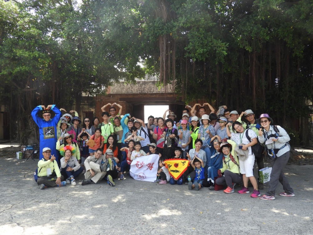 壽山國家自然公園用心規劃的「國家自然公園淺山學堂」於103年度正式展開。本圖是旗後山之旅的活動合照(國家自然公園管理處提供)