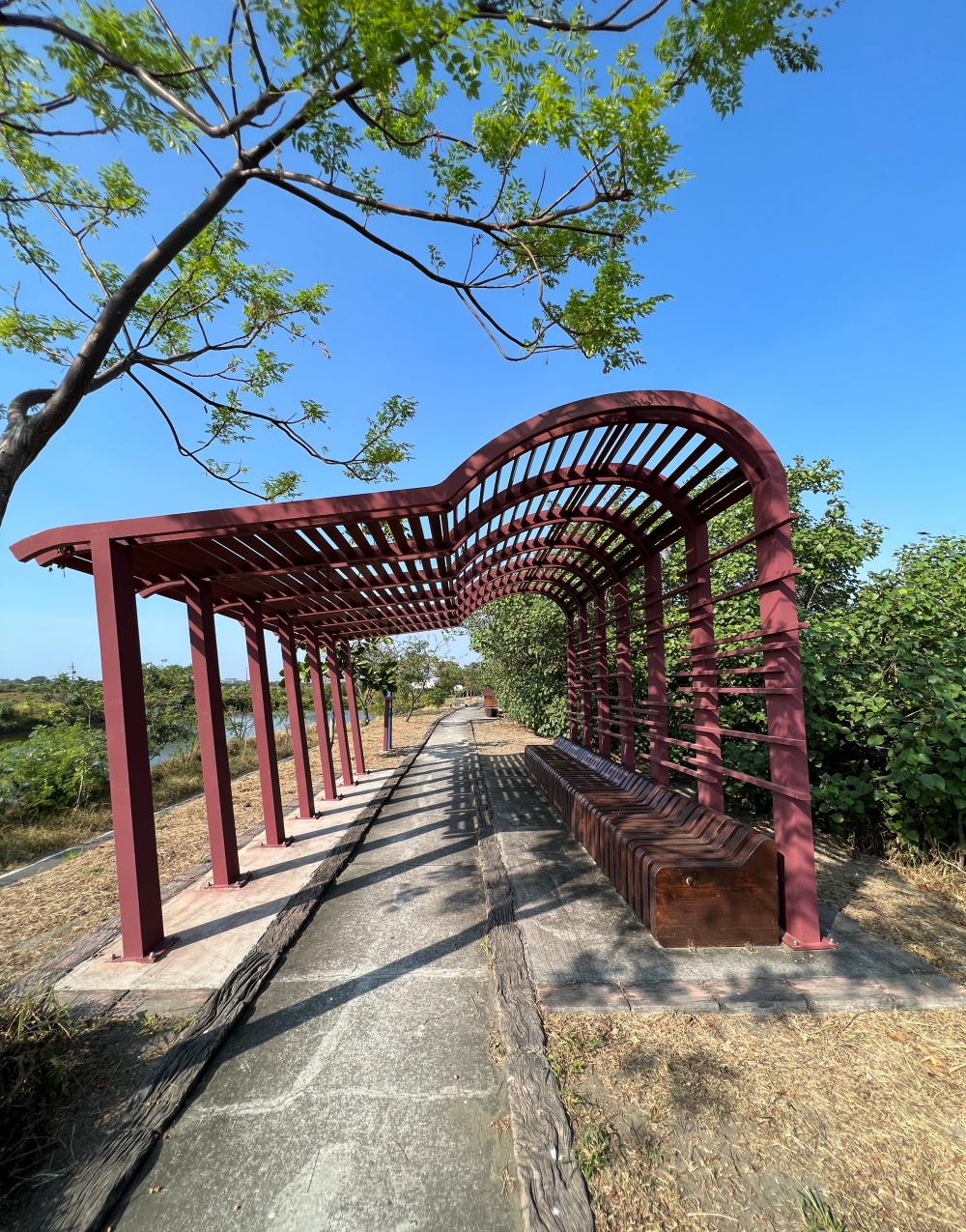 水岸綠道沿途有造型涼亭，供遊客休憩眺望四草養蚵產業(台江國家公園管理處提供)