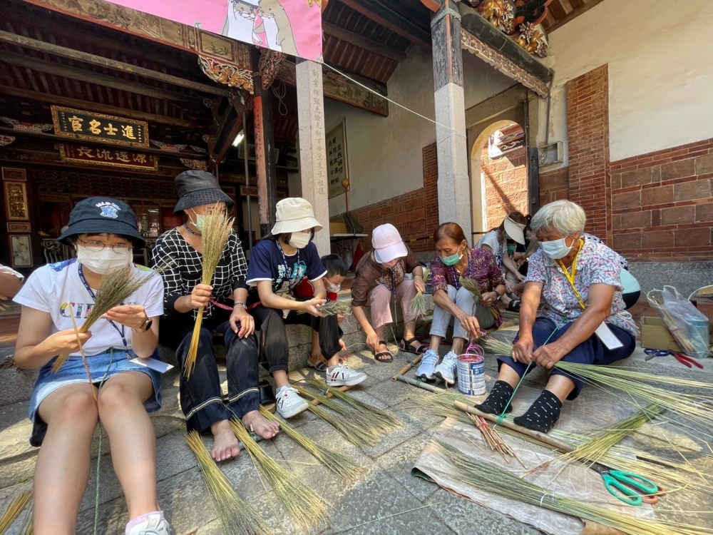 「111年三代同遊國家公園活動:一起來掃疫」金管處特別邀請山后聚落，由長年編製傳統掃把長者，示範如何運用高粱及大黍製作、綑綁掃把(金門國家公園管理處提供)