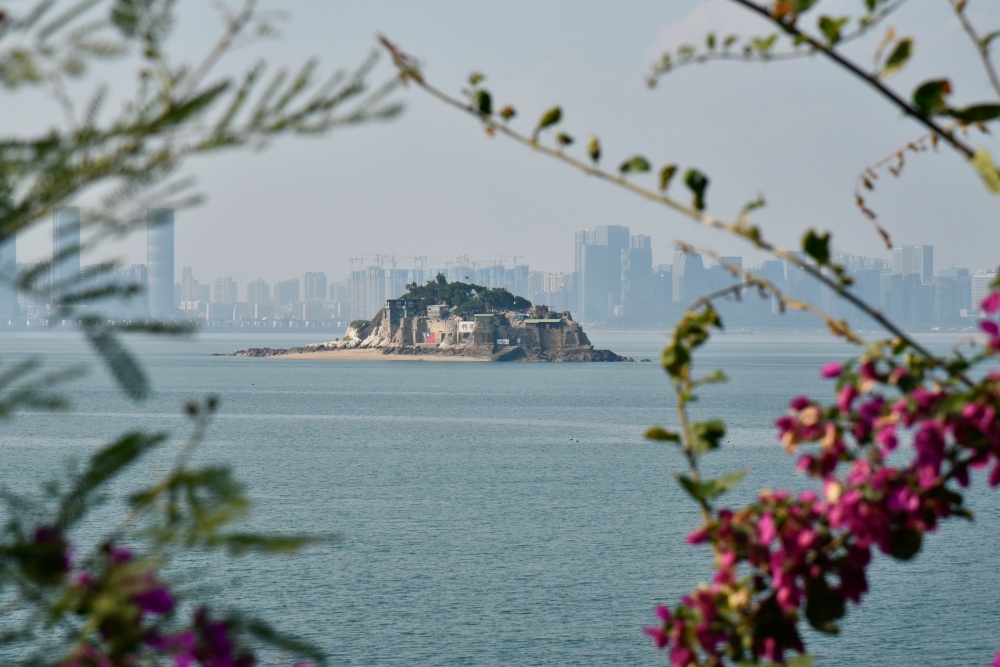 獅嶼與廈門地區的高樓形成有趣的對比(金門國家公園管理處提供，蔡承璋攝)