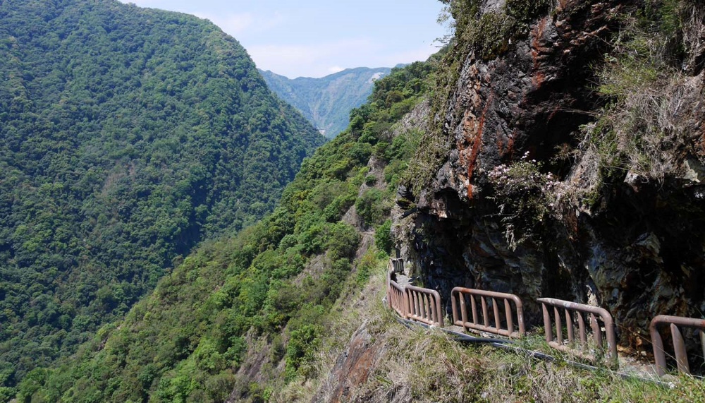 東埔至雲龍瀑布步道，由於地質破碎，行走時務必小心慢行！(玉山國家公園管理處提供)
