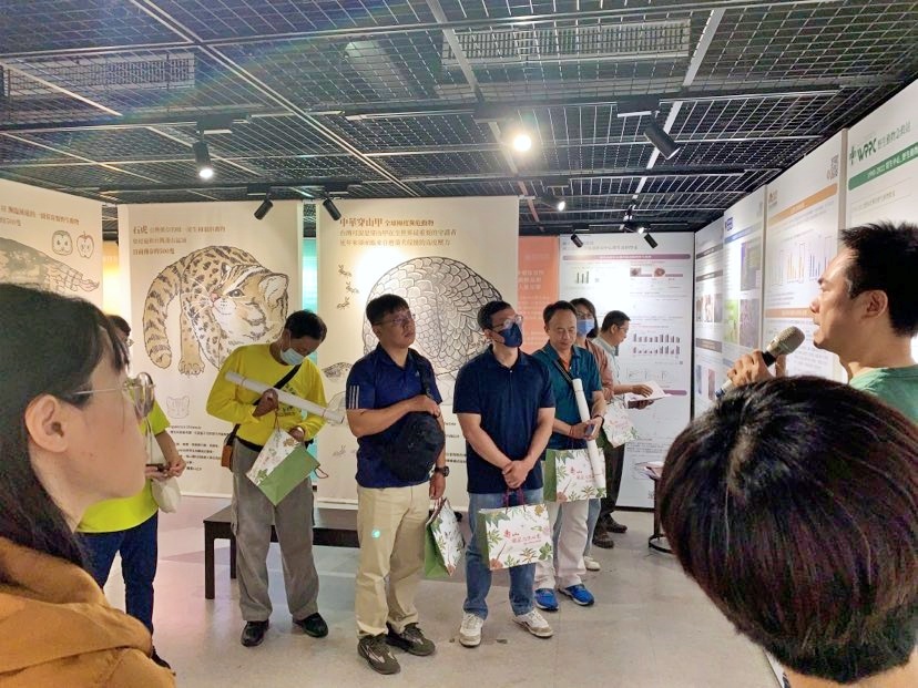 On the opening day of the exhibition, the professor explained that pangolins are one of the species most severely affected by stray dogs.
