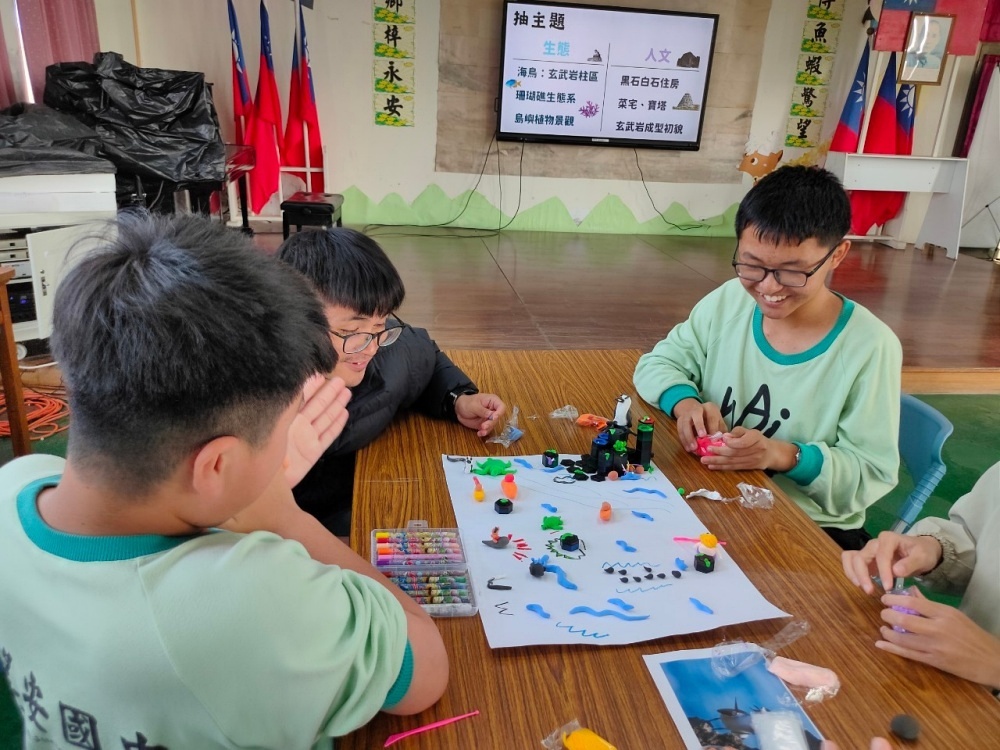 望安國中同學對於家鄉有濃厚情感，
將自身生活體驗呈現在作品中
(海洋國家公園管理處提供)
