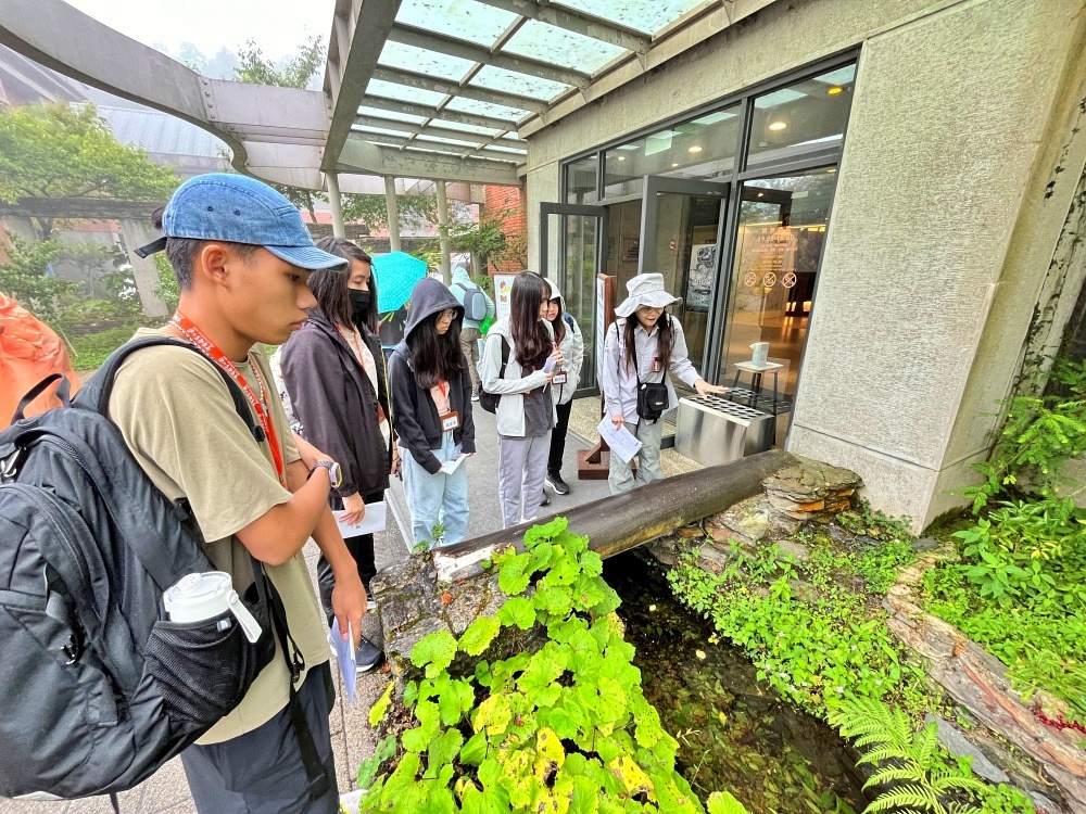 熟悉環境的雪霸志工，一開始便為學員介紹環境。觀霧山椒魚生態中心種植了許多原生種植物，是快速認識觀霧特色的好所在
(國家公園網站編輯小組提供)
  