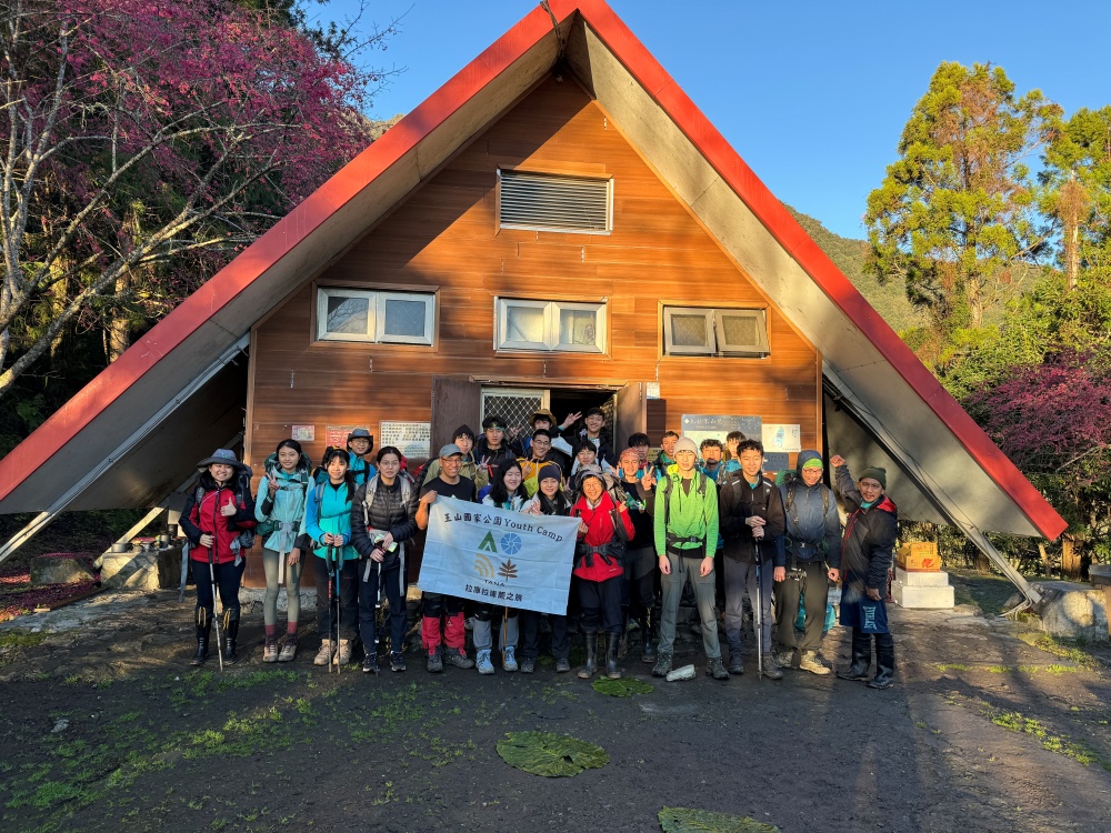 學員入住的瓦拉米山屋，也是昔日駐在所遺址， 如今整建為太陽能山屋，提供鋁製通舖床位 (玉山國家公園管理處提供)