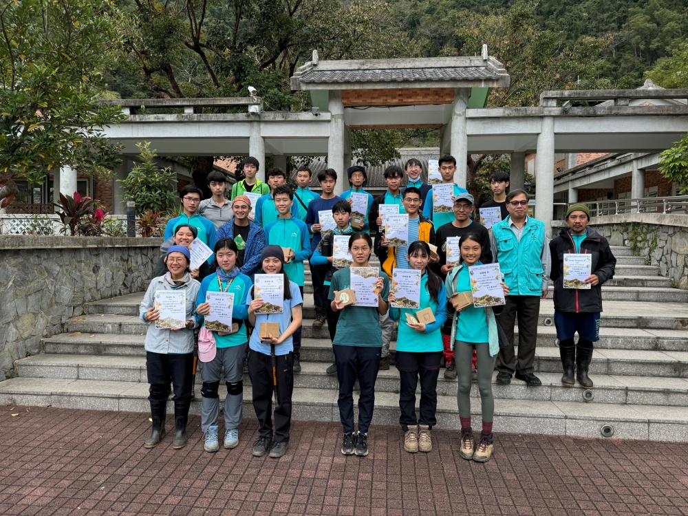 「拉庫拉庫蕨之旅」營隊活動順利完成，學員持結業證書合影 (玉山國家公園管理處提供)