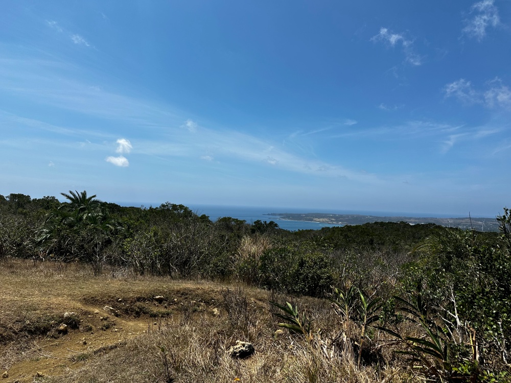 第 2 處解說樁位於鞍部草原,可見到大山母山壯闊的山容(墾丁公園管理處提供)