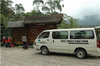 從公園總部出發登山者需步行四公里半，到達海拔1866.4公尺的Timpohon Gate。