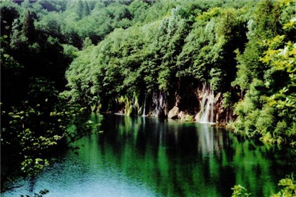 普利特維斯湖國家公園湖面倒影